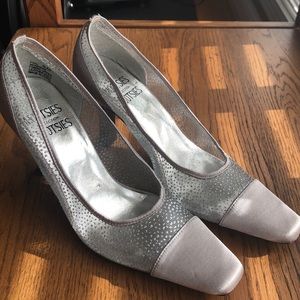Mootsie Tootsie silver pumps